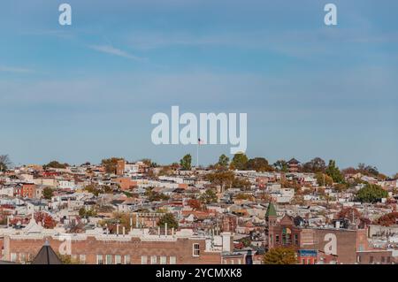 L'American Flag vola con orgoglio sulla città di Baltimora, Maryland, USA Foto Stock