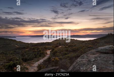 Vista di Box Head su Broken Bay e Pittwater dopo il tramonto Foto Stock