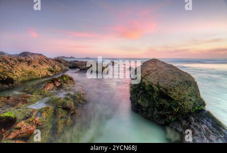 In queste rocce, a Sugarloaf Point, si trovano molti colori diversi, scattati dalla spiaggia del faro Foto Stock