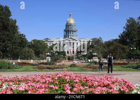 Colorado State Capitol, con la sua suggestiva cupola d'oro, su East Colfax Avenue, nel Civic Centre Park, Denver. Foto Stock