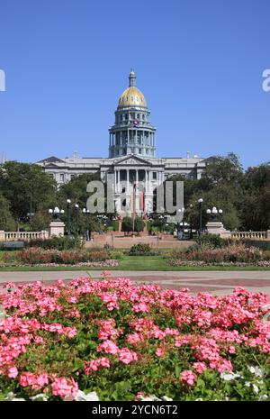 Colorado State Capitol, con la sua suggestiva cupola d'oro, su East Colfax Avenue, nel Civic Centre Park, Denver. Foto Stock