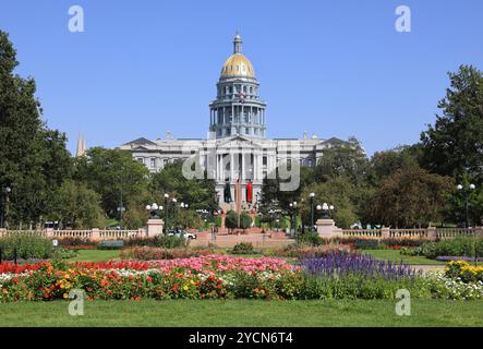 Colorado State Capitol, con la sua suggestiva cupola d'oro, su East Colfax Avenue, nel Civic Centre Park, Denver. Foto Stock