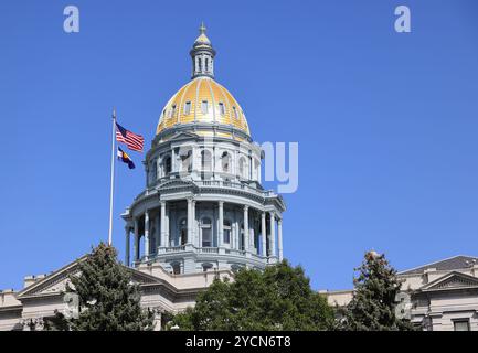 Colorado State Capitol, con la sua suggestiva cupola d'oro, su East Colfax Avenue, nel Civic Centre Park, Denver. Foto Stock