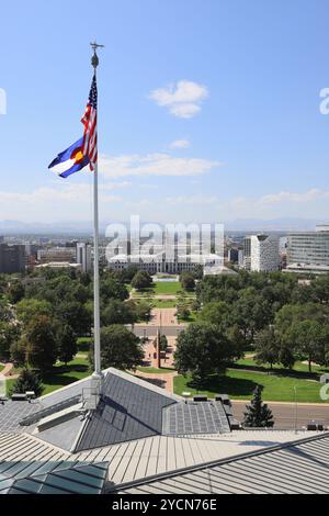 Vista dall'edificio del Campidoglio del Colorado sul parco del Civic Center, con le Montagne Rocciose in lontananza, a Denver, Stati Uniti Foto Stock