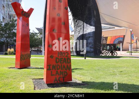 Installazione artistica di Edgar Heap of Birds fuori dal Denver Art Museum, a Colerado, USA. Foto Stock