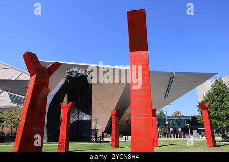 Installazione artistica di Edgar Heap of Birds fuori dal Denver Art Museum, a Colerado, USA. Foto Stock