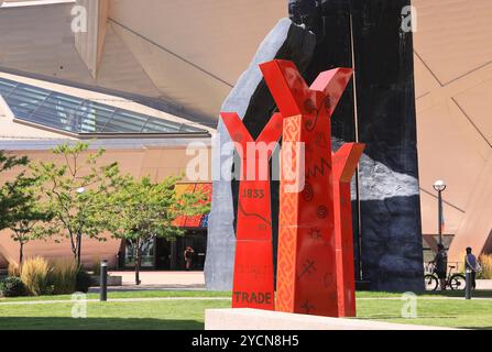 Installazione artistica di Edgar Heap of Birds fuori dal Denver Art Museum, a Colerado, USA. Foto Stock