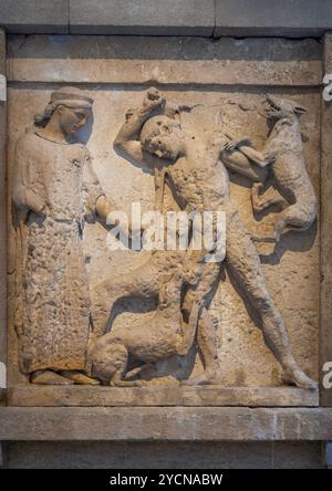 Artemide e Actaeone, 460-450 a.C., fregio di Esterna del Tempio e di Selinunte, Museo Archeologico regionale Antonio Salinas, Palermo, Sicilia, Italia Foto Stock