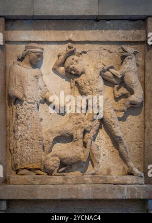 Artemide e Actaeone, 460-450 a.C., fregio di Esterna del Tempio e di Selinunte, Museo Archeologico regionale Antonio Salinas, Palermo, Sicilia, Italia Foto Stock