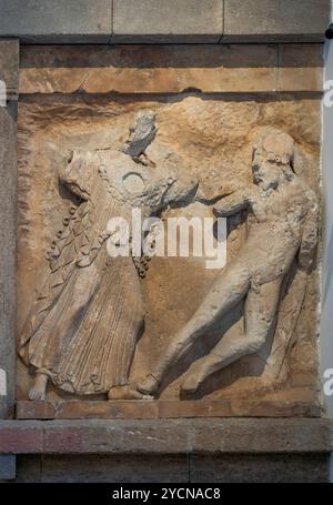 Atena ed Encelado, 460-450 a.C., fregio di Esterna del Tempio e di Selinunte, Museo Archeologico regionale Antonio Salinas, Palermo, Sicilia, Italia Foto Stock