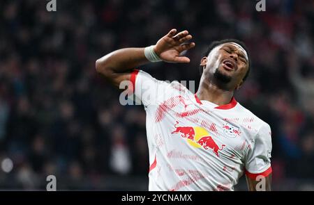 Lois Openda dell'RB Leipzig reagisce durante la partita della fase a gironi della UEFA Champions League presso l'RB Arena di Lipsia, Germania. Data foto: Mercoledì 23 ottobre 2024. Foto Stock