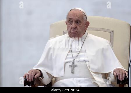 Città del Vaticano, Vaticano, 23 ottobre 2024. Papa Francesco durante la sua udienza generale settimanale in Piazza San Pietro in Vaticano. Maria Grazia Picciarella/Alamy Live News Foto Stock