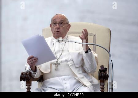 Città del Vaticano, Vaticano, 23 ottobre 2024. Papa Francesco durante la sua udienza generale settimanale in Piazza San Pietro in Vaticano. Maria Grazia Picciarella/Alamy Live News Foto Stock