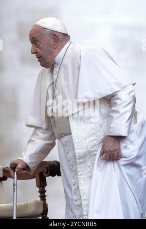 Città del Vaticano, Vaticano, 23 ottobre 2024. Papa Francesco durante la sua udienza generale settimanale in Piazza San Pietro in Vaticano. Maria Grazia Picciarella/Alamy Live News Foto Stock