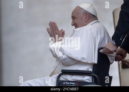 Città del Vaticano, Vaticano, 23 ottobre 2024. Papa Francesco durante la sua udienza generale settimanale in Piazza San Pietro in Vaticano. Maria Grazia Picciarella/Alamy Live News Foto Stock