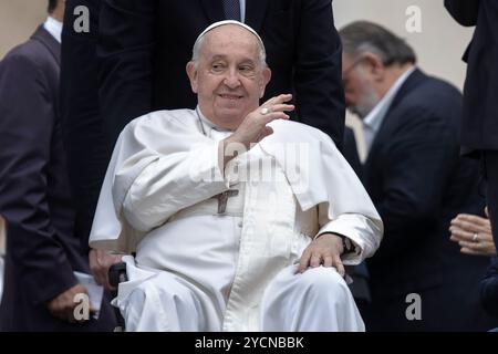 Città del Vaticano, Vaticano, 23 ottobre 2024. Papa Francesco durante la sua udienza generale settimanale in Piazza San Pietro in Vaticano. Maria Grazia Picciarella/Alamy Live News Foto Stock