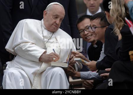 Città del Vaticano, Vaticano, 23 ottobre 2024. Papa Francesco durante la sua udienza generale settimanale in Piazza San Pietro in Vaticano. Maria Grazia Picciarella/Alamy Live News Foto Stock