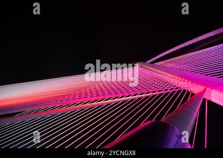 Questa accattivante serie di fotografie mostra uno splendido ponte moderno illuminato da un brillante display di luce. Foto Stock