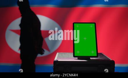 Simulatore di tablet utilizzato dai servizi di sicurezza dello stato nordcoreano per coordinare gli attacchi terroristici. Dispositivo di schermo isolato utilizzato dal regime di Pyongyang per controllare il confine, isolato sopra la bandiera della Corea del Nord, telecamera B. Foto Stock