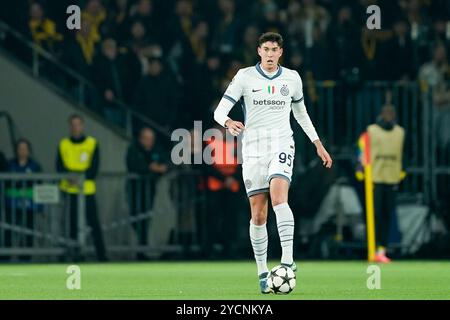 Berna, Svizzera. 23 ottobre 2024. Berna, Svizzera, 23 ottobre 2024: Alessandro bastoni (95 Inter) controlla la palla durante la partita di calcio di UEFA Champions League tra BSC Young Boys e FC Internazionale al Wankdorf Stadion di Berna, Svizzera. (Daniela Porcelli/SPP) credito: SPP Sport Press Photo. /Alamy Live News Foto Stock