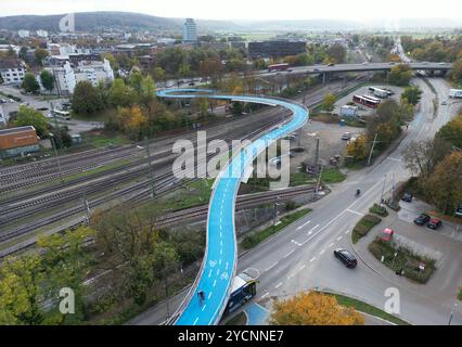 23 ottobre 2024, Baden-Württemberg, Tübingen: Il ponte ciclabile ovest a Tübingen, fotografato con un drone. Il nuovo ponte è largo circa quattro metri, lungo circa 365 metri, comprese le rampe e alto dieci metri nel suo punto più alto. La carreggiata viene riscaldata in inverno in modo da non dover spalmare sale. Foto: Bernd Weißbrod/dpa Foto Stock