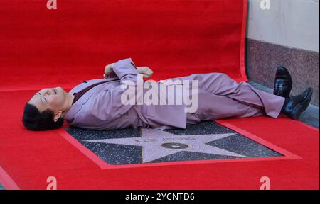 Los Angeles, Stati Uniti. 23 ottobre 2024. L'attore Ken Jeong assapora il momento durante una cerimonia di inaugurazione che gli onora la 2.794a stella della Hollywood Walk of Fame a Los Angeles mercoledì 23 ottobre 2024. Foto di Jim Ruymen/UPI credito: UPI/Alamy Live News Foto Stock