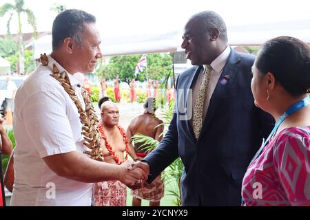 Il Segretario degli Esteri David Lammy viene accolto prima di un benvenuto ufficiale della Royal 'Ava cerimoniale' presso l'Università Nazionale di Samoa, il quinto giorno della visita reale in Australia e Samoa. Data foto: Giovedì 24 ottobre 2024. Foto Stock