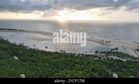 Time and Tide: Naufragio sulla costa di Beira, Mozambico Foto Stock