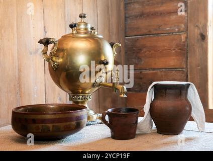 Vecchio samovar e piatti in ceramica in una tabella in un country house Foto Stock