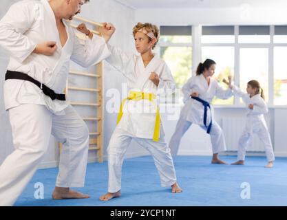 Padre e figlio addestrano tecniche di combattimento di karate Foto Stock