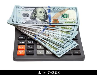 Banconote da cento dollari con calcolatrice isolata sul bianco Foto Stock