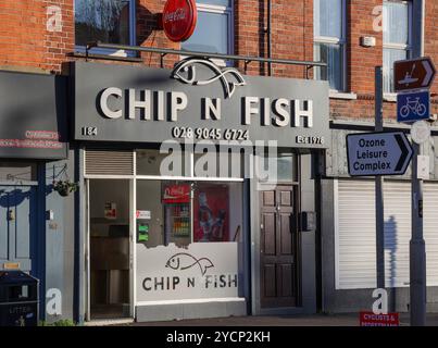 Negozio di chip East Belfast, negozio esterno davanti al negozio Chip n Fish, piatti caldi da asporto Belfast, Irlanda del Nord. Foto Stock