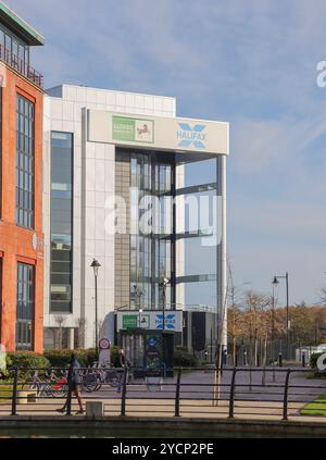 Esterno moderno edificio per uffici Belfast Gasworks. Lloyds Lloyds Banking Group Halifax Group, firma dell'ufficio. Foto Stock