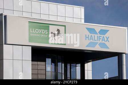 Segnaletica, insegne bancarie del Regno Unito applicate all'esterno dell'edificio per uffici. Cartello Lloyds Banking Group e cartello Halifax fianco a fianco nell'edificio. Foto Stock