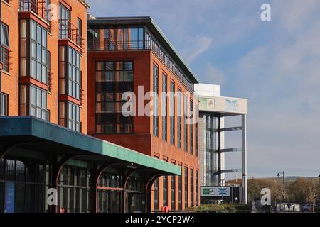 Moderno edificio per uffici, sito della Belfast Gasworks. Foto Stock