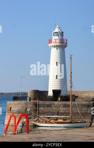 Porto molo faro costa della contea di Down Donaghadee, Irlanda del Nord. Foto Stock