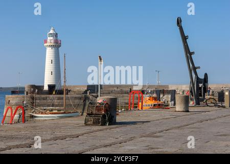 Molo del porto della contea di Down e faro bianco di Donaghadee. Foto Stock