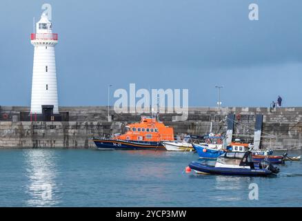 Molo del faro di Donaghadee e barche nella costa irlandese del porto di County Down. Foto Stock