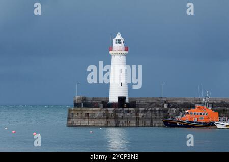 Molo del faro bianco e battello di salvataggio RNLI all'ingresso della contea di Harbor lungo la costa di Donaghadee. Foto Stock