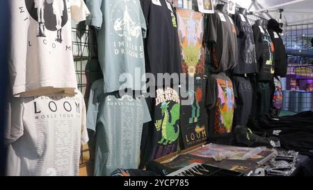 Los Angeles, California, USA 22 ottobre 2024 Imagine Dragons sold out Loom World Tour Concert Merch all'Hollywood Bowl il primo di quattro concerti di questa settimana all'Hollywood Bowl il 22 ottobre 2024 a Los Angeles, California, USA. Peter McPoland sta aprendo la legge. Foto di Barry King/Alamy Stock Photo Foto Stock