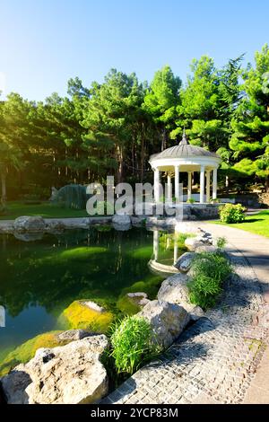 White arbour vicino al bellissimo lago in posizione di parcheggio Foto Stock