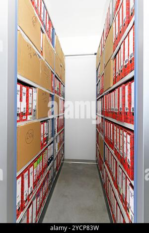 Documenti e documenti aziendali in raccoglitori ad anelli a ripiano Foto Stock