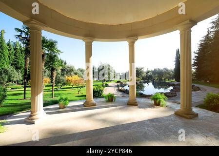 Pergolato con colonne vicino al lago nel parco Foto Stock