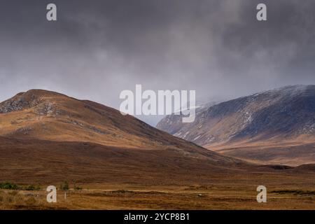 10 ottobre 2024. Zona di Ullapool, Highlands e isole, Scozia. Si tratta di nuvole di tempesta scure che si formano sulle montagne della costa occidentale della Scozia Foto Stock