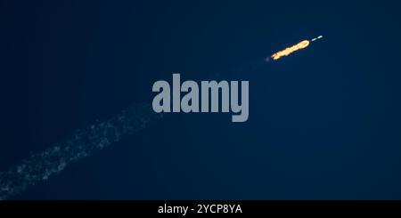 Cape Canaveral, Florida, Stati Uniti. 23 ottobre 2024. Un razzo Falcon 9 SpaceX che trasporta 23 satelliti Starlink si solleva dallo Space Launch Complex-40 alla Cape Canaveral Space Force Station, Florida, alle 17:47 PM EDT del 23 ottobre 2024 (Credit Image: © Charles Briggs/ZUMA Press Wire) SOLO PER USO EDITORIALE! Non per USO commerciale! Foto Stock