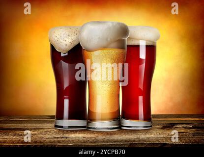 Tre tipi di birra su di un tavolo di legno Foto Stock