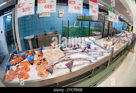 Pesce crudo pronto per la vendita nell'ipermercato Karusel Foto Stock