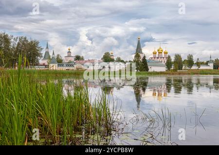 Chiesa ortodossa russa. Iversky monastero a Valday, Russia Foto Stock