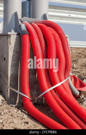 Mazzo di cavi elettrici in un guscio protettivo Foto Stock