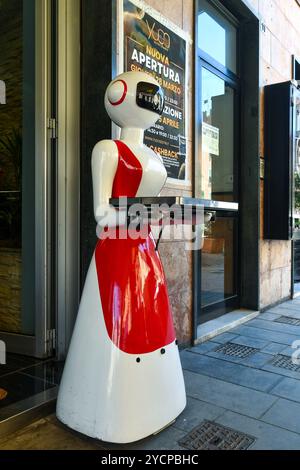 Un robot di cameriera in attesa che i clienti servano in un caffè all'aperto, Sestri Levante, Genova, Liguria, Italia Foto Stock